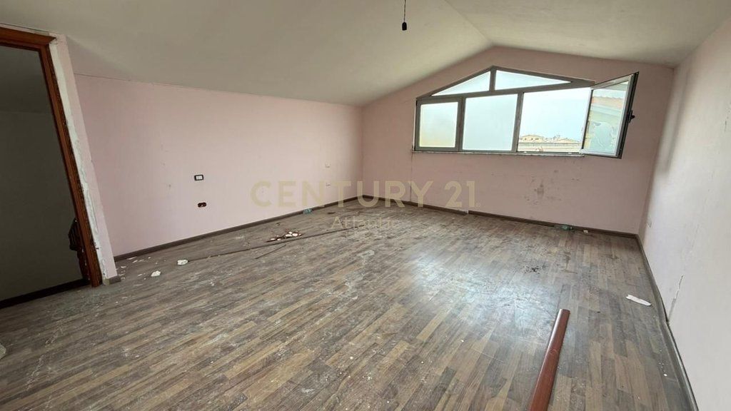 Penthouse Me Pishine 3+2+3+Post Parkimi Për Shitje në Plazh Hekurudha, Durrës| 315 m²