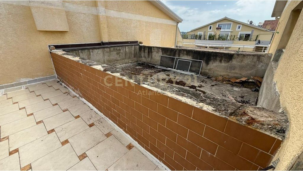 Penthouse Me Pishine 3+2+3+Post Parkimi Për Shitje në Plazh Hekurudha, Durrës| 315 m²