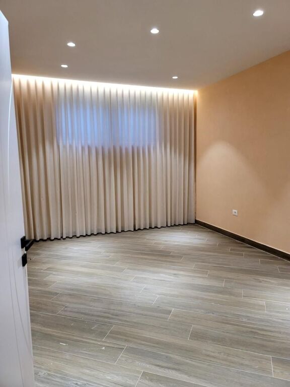 Jepet me qera Vile prane liqeni Te Thate e 5000 eu