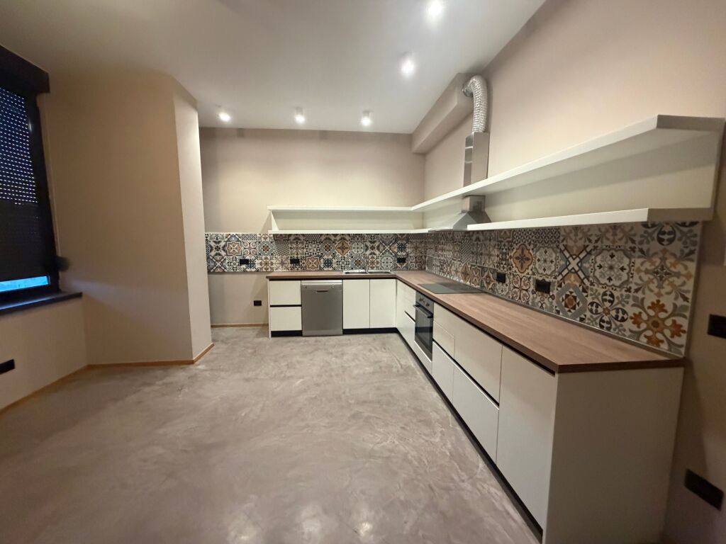 Villa su 3 piani, parzialmente arredata, Akatchia hill Teg, 2500 euro