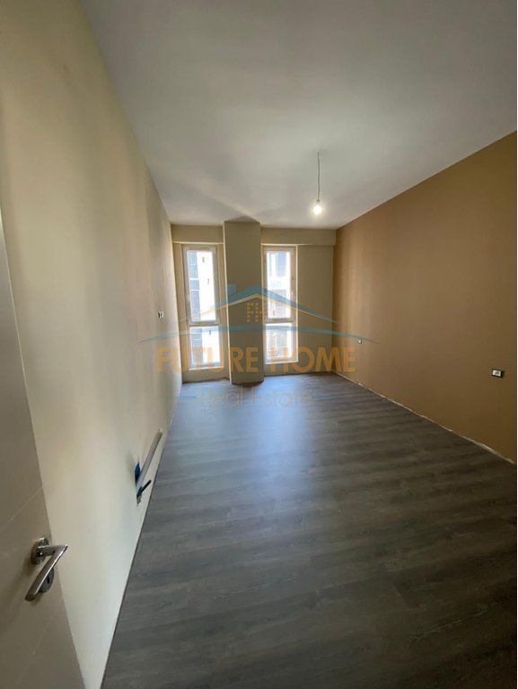 Shitet, Apartament 3+1+2, Komuna e Parisit, Tiranë.