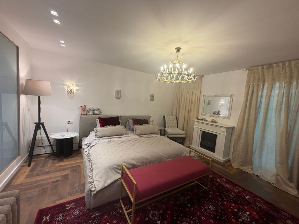 Vile 2 kateshe,e mobiluar,long hill teg,5000 euro me 2 parkinge