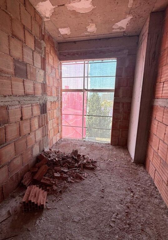 Apartamenti 2+1 per shitje prane Shkolles Kuqe dhe Gjimnazit Partizani