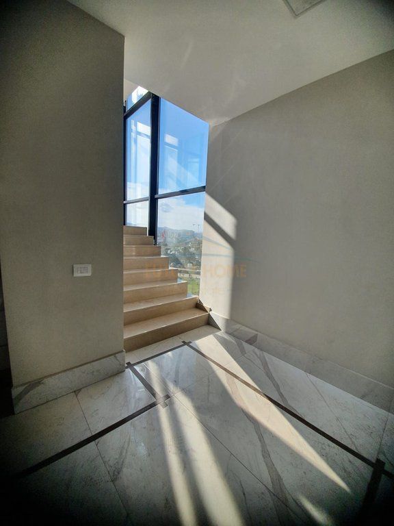 Affitto, Ufficio + 2 posti auto, edificio di 9 piani