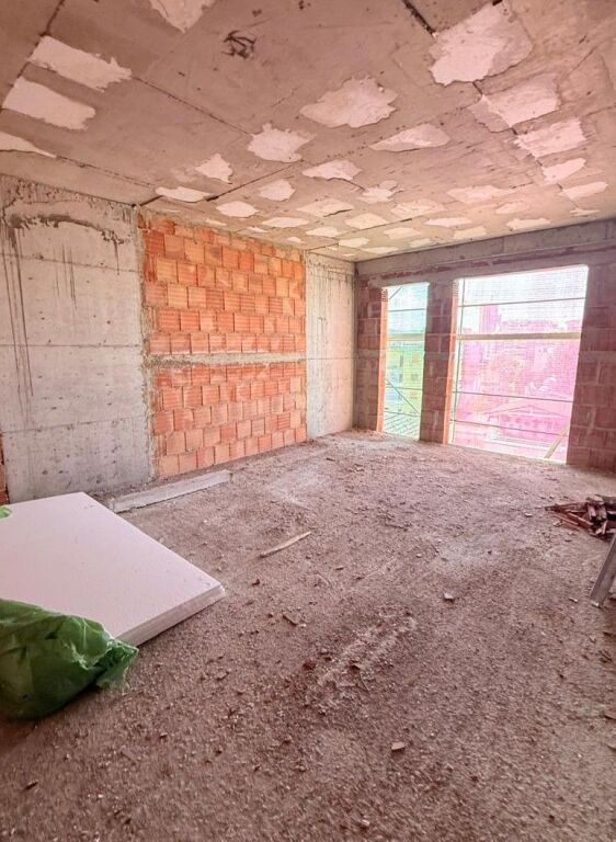 Apartamenti 2+1 per shitje prane Shkolles Kuqe dhe Gjimnazit Partizani