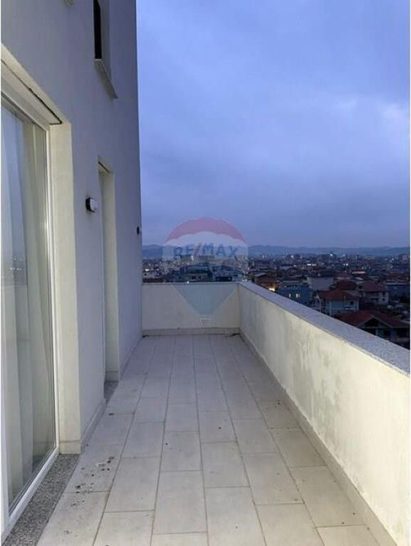 Appartamento 2+1 in vendita a Kamëz con veranda, arredato.