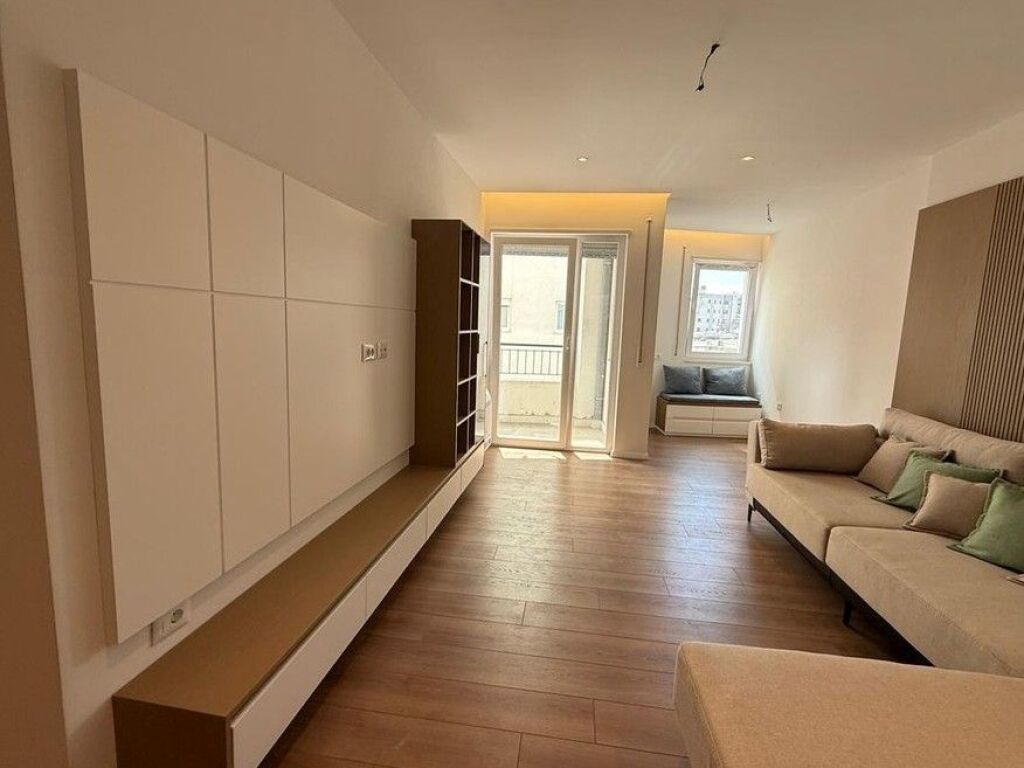 Shitet, Apartament 2+1, Qender, Tiranë