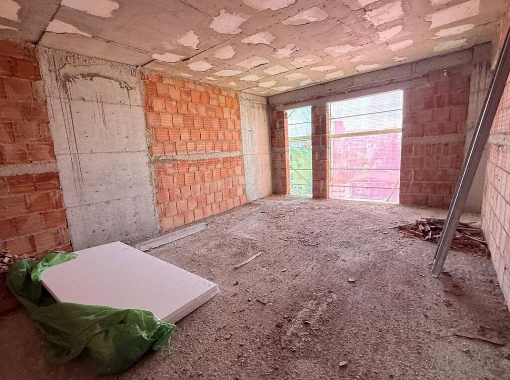 Apartamenti 2+1 per shitje prane Shkolles Kuqe dhe Gjimnazit Partizani