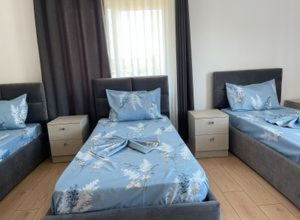 JEPEN ME QIRA MUJORE DHOMA HOTELI PER 3 PERSONA  NE VAQARR 300 €