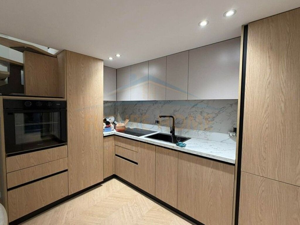 Shitet, Duplex + Post Parkimi, Golden Park