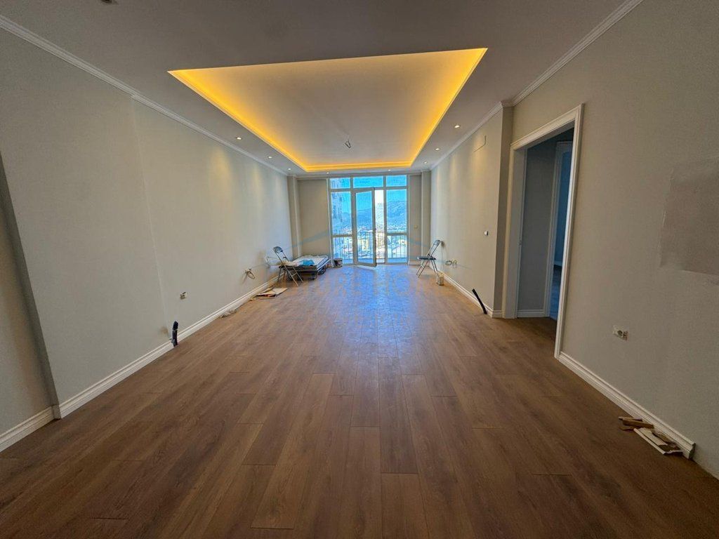 Shitet, Apartament 2+1+2, Pallati i Sportit, Elbasan. Empire67192