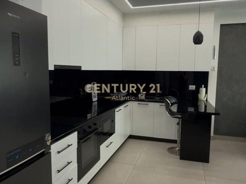 Apartament 1+1 Me Qira në Plazh Hekurudha, 50m Larg Detit - 500€