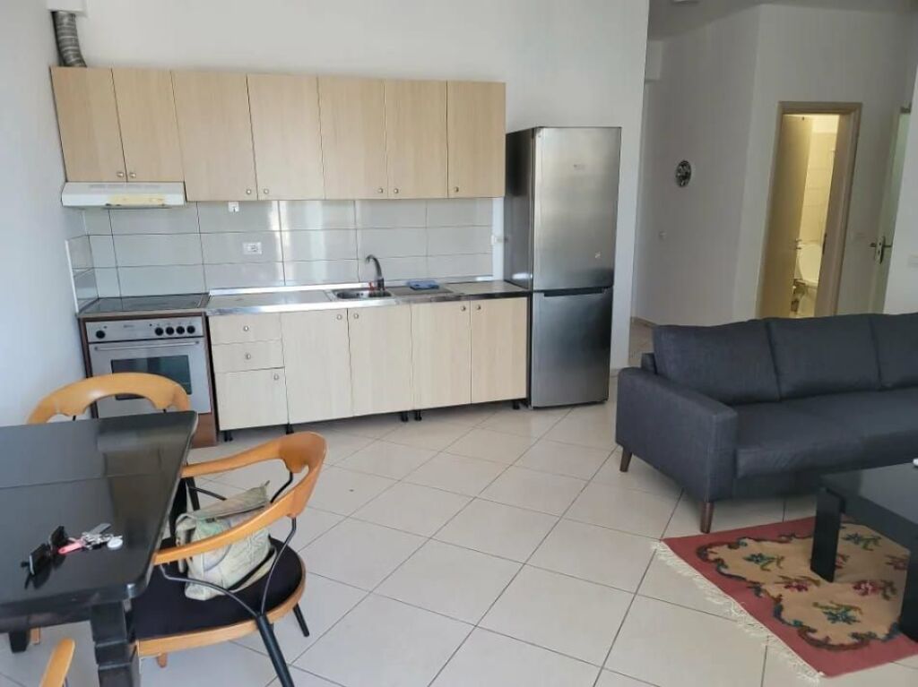 Jepet me qera apartament 1+1 ne Yzberisht ; pallatet Cabej