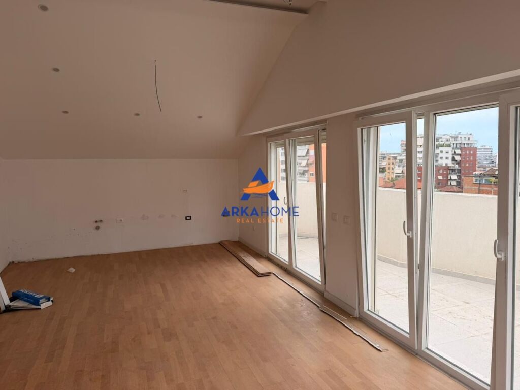 SHITET APARTAMENT 1+1+VERANDË "TE SHKOLLA E KUQE, PAZARI I RI" 140.000 EURO