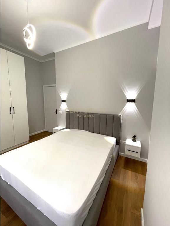 Pranë Restorant Freskut Ofrojme per Shitje Apartament 1+1 70m2 i mobiluar.