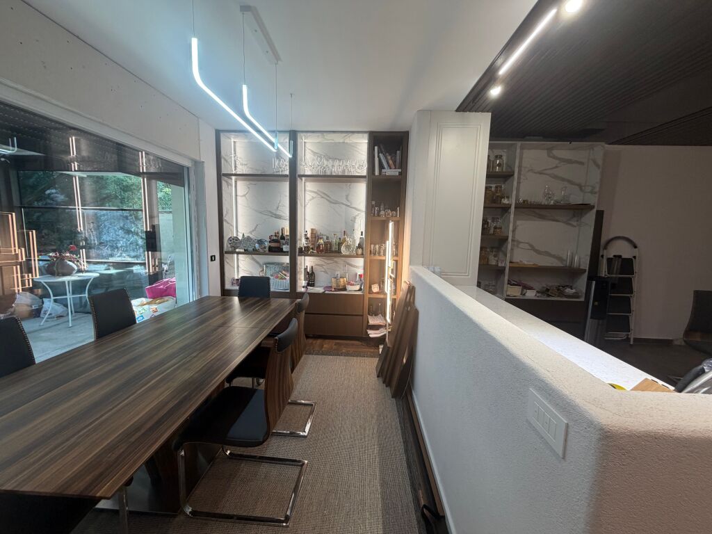 Vile 2 kateshe,e mobiluar,long hill teg,5000 euro me 2 parkinge