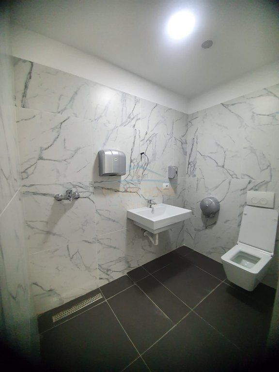 Affitto, Ufficio + 2 posti auto, edificio di 9 piani