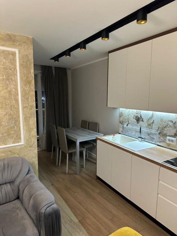 Appartamento 1+1 + posto auto in affitto a Selitë molto vicino a Unaza e Madhe