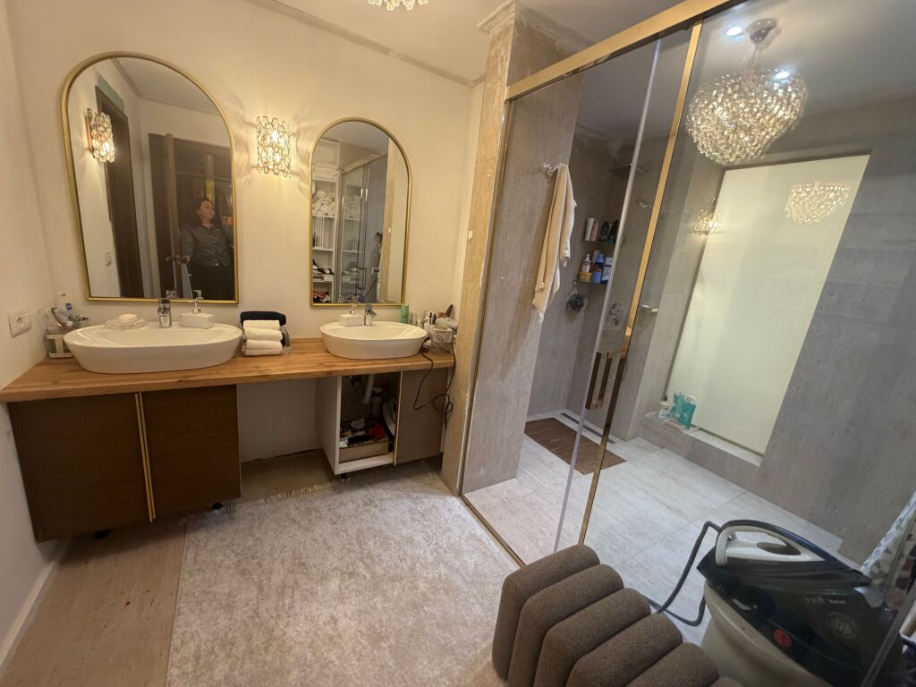 Vile 2 kateshe,e mobiluar,long hill teg,5000 euro me 2 parkinge