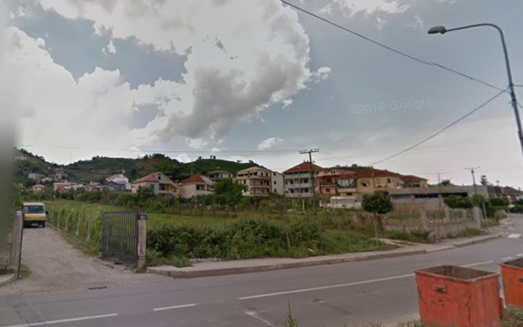 Shitet Toke ne Yrshek / Afer rruges dytesore