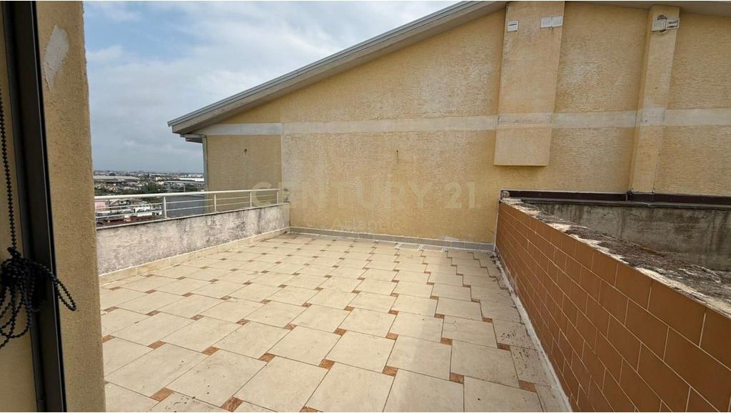 Penthouse Me Pishine 3+2+3+Post Parkimi Për Shitje në Plazh Hekurudha, Durrës| 315 m²