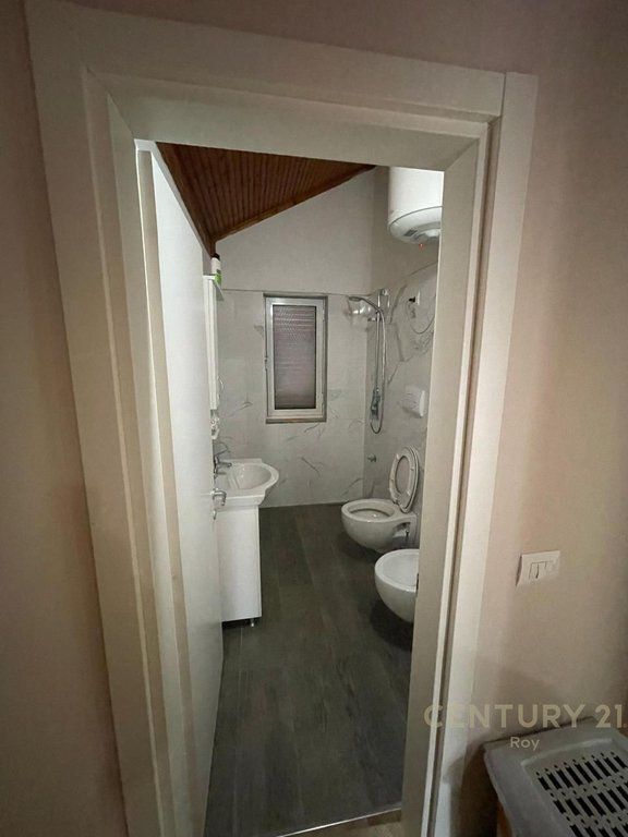 SHITET VILE 4+2 NE GOLEM 150 METRA LARG DETIT!!!