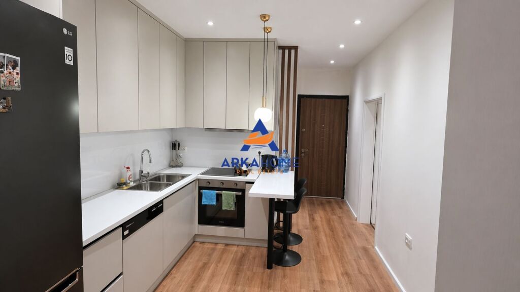 AFFITTASI 2+1 "RR. DËSHMORËT E 4 SHKURTIT, VICINO A PETRO NINI LUARASI" 1000 EURO