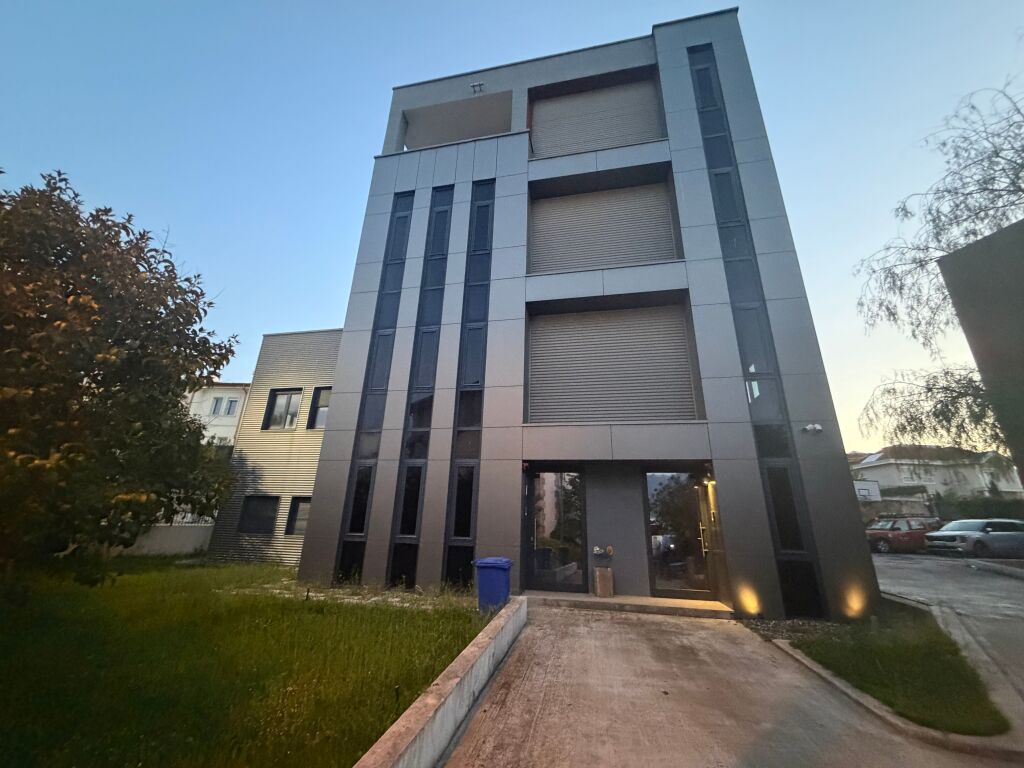 Villa su 3 piani, parzialmente arredata, Akatchia hill Teg, 2500 euro