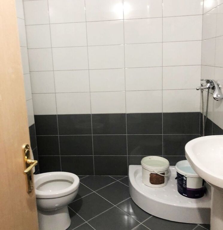 Me Qera: Apt. 2+1 📍Tek Liqeni i Thate - me Shume Hapesire | Pallat i Ri (43,000 Leke/Muaj) 🔥