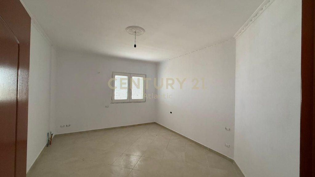 Penthouse Me Pishine 3+2+3+Post Parkimi Për Shitje në Plazh Hekurudha, Durrës| 315 m²