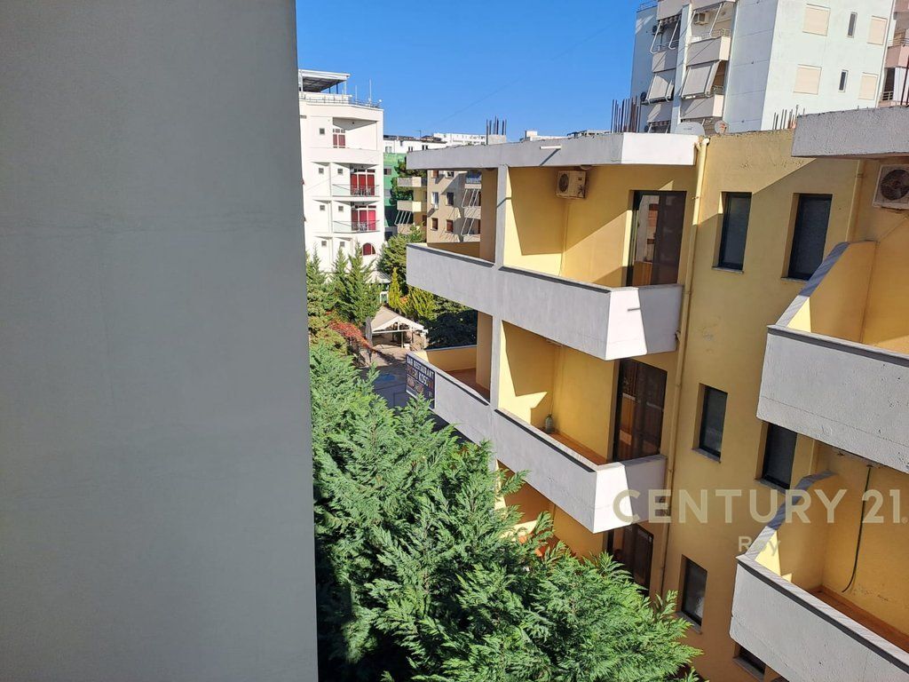 SHITET APARTAMENT NE SHKEMBIN E KAVAJES 50M LARG NGA DETI !!