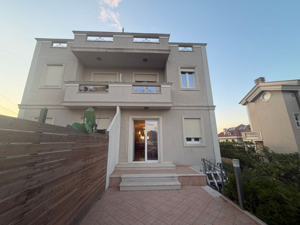 Villa su 3 piani, arredata ad Akachia Hill, Teg, 1500 euro