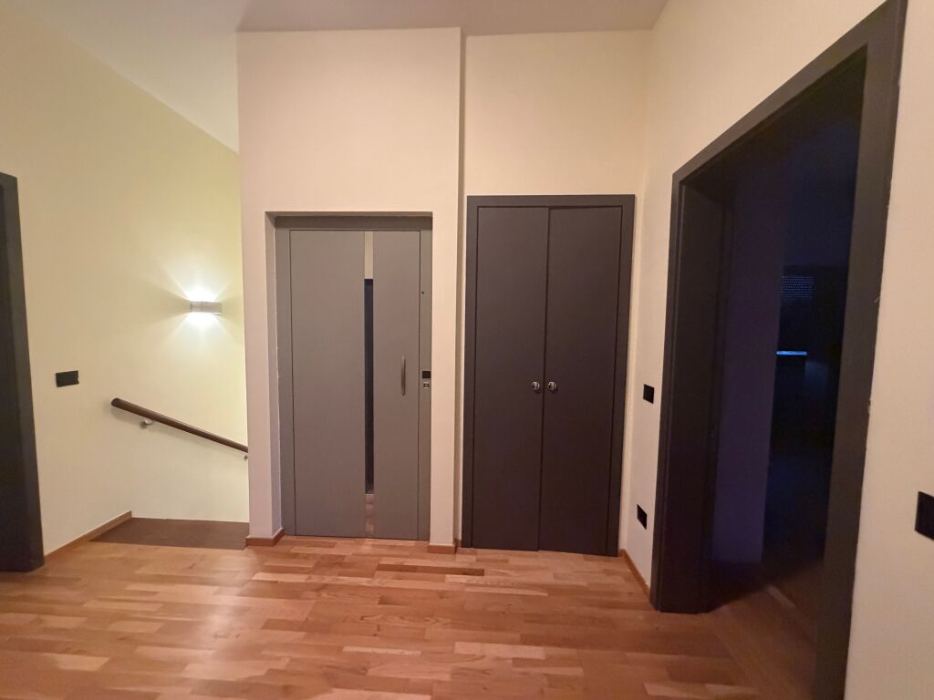 Villa su 3 piani, parzialmente arredata, Akatchia hill Teg, 2500 euro