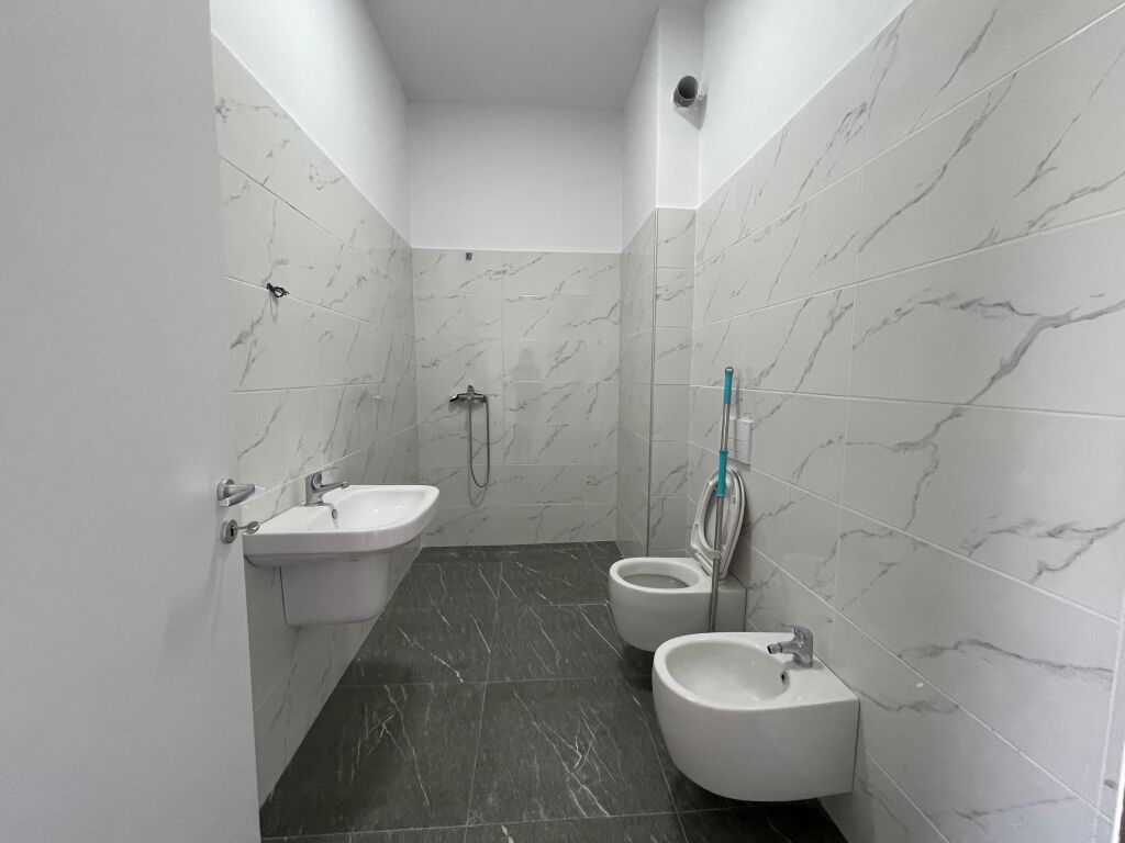 Zyrë ose Apartament për Qira 📍Vasil Shanto /💰 100’000 ALL / muaj