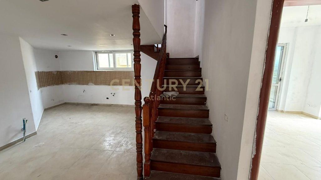 Penthouse Me Pishine 3+2+3+Post Parkimi Për Shitje në Plazh Hekurudha, Durrës| 315 m²