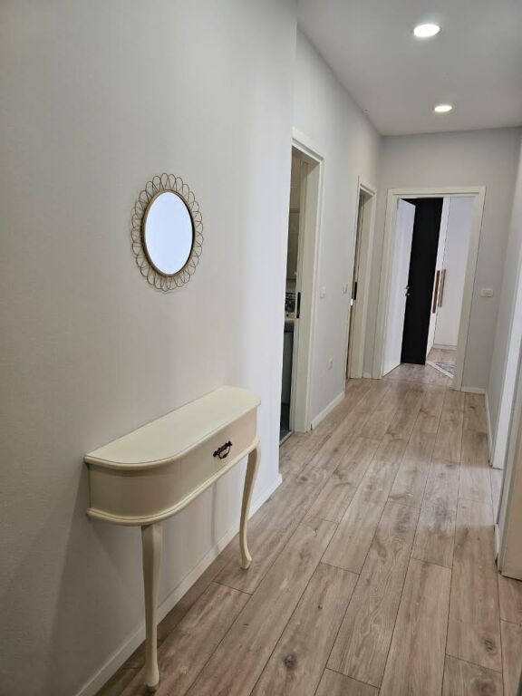 🏢Liqeni i Thate,Rruga Hamdi Sina jepet me qera apartament 2+1+2+post parkimi,i mobiluar 800Euro    