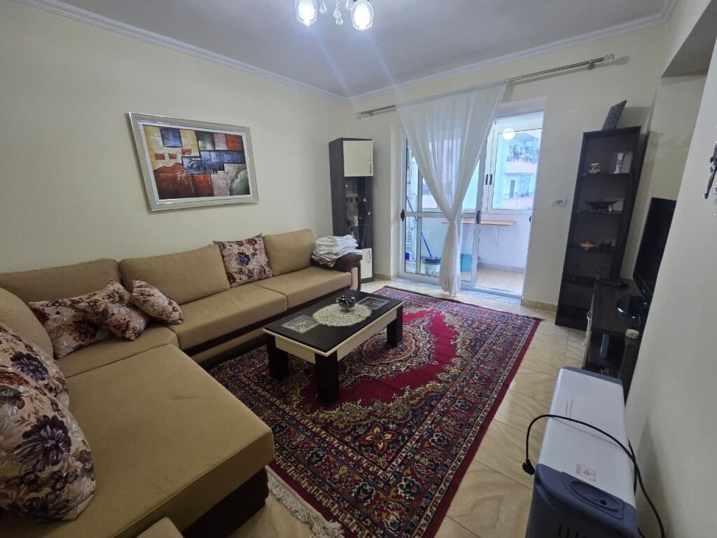 Apartament 1+1+Blk Me Qira ne Rrugen e Barrikadave