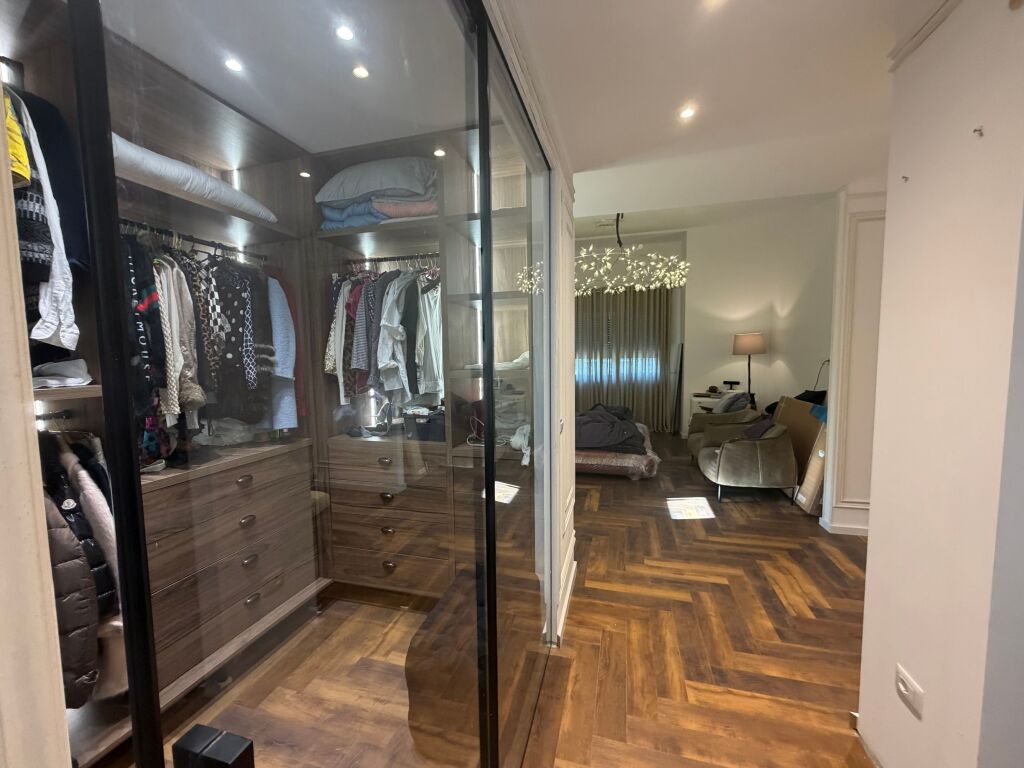 Vile 2 kateshe,e mobiluar,long hill teg,5000 euro me 2 parkinge