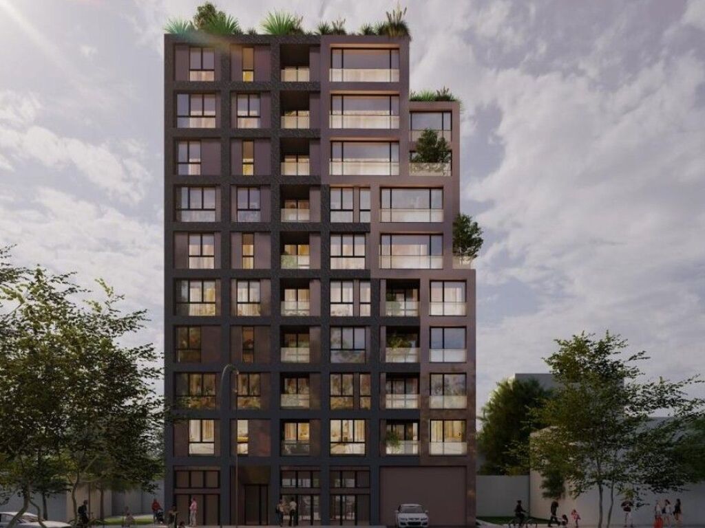 Apartamenti 2+1 per shitje prane Shkolles Kuqe dhe Gjimnazit Partizani