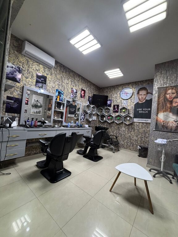 Jepet me qera Dyqan per Berber tek Komuna e Parisit