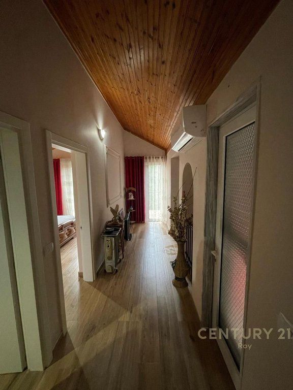 SHITET VILE 4+2 NE GOLEM 150 METRA LARG DETIT!!!