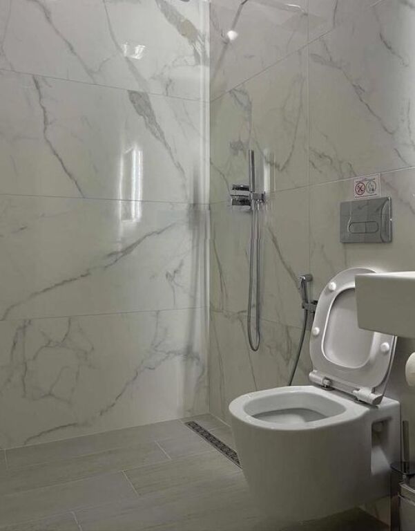 Jepet me qera hotel në Sarandë 27,000 € /Muaj