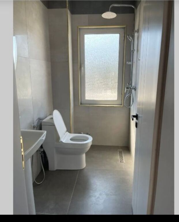 JEPEN ME QIRA MUJORE DHOMA HOTELI PER 3 PERSONA  NE VAQARR 300 €