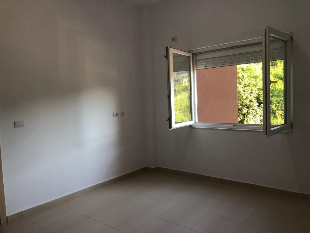 Me Qera: Apt. 2+1 📍Tek Liqeni i Thate - me Shume Hapesire | Pallat i Ri (43,000 Leke/Muaj) 🔥