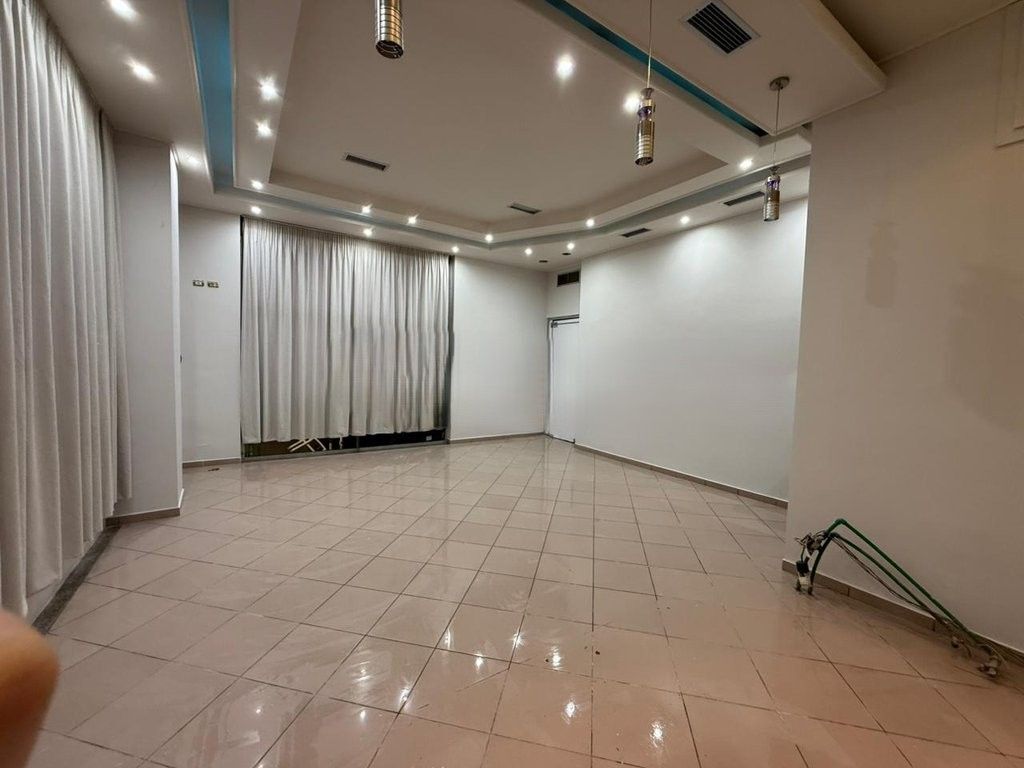 Negozio in Affitto vicino a Via Jordan Misja, Tirana 450 € /Mese