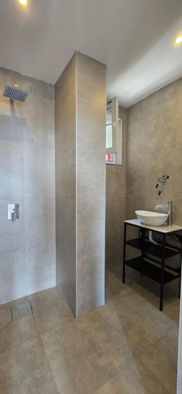 APARTAMENT NE SHITJE 1+1 ( 2 BALLKONE/PAMJE NGA DETI) - STACIONI I TRENIT,DURRES