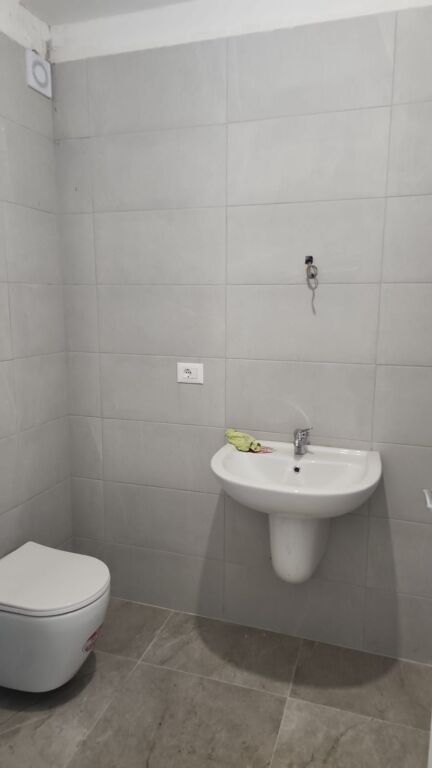 Affitto | Ambjent Biznesi | Rruga Myslym Shyri | 1300 €/mese