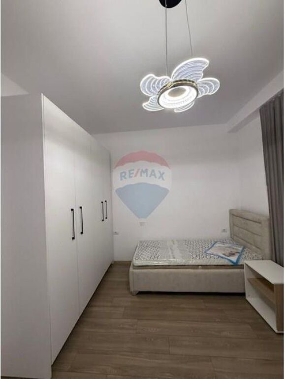 Appartamento 2+1 in vendita a Kamëz con veranda, arredato.