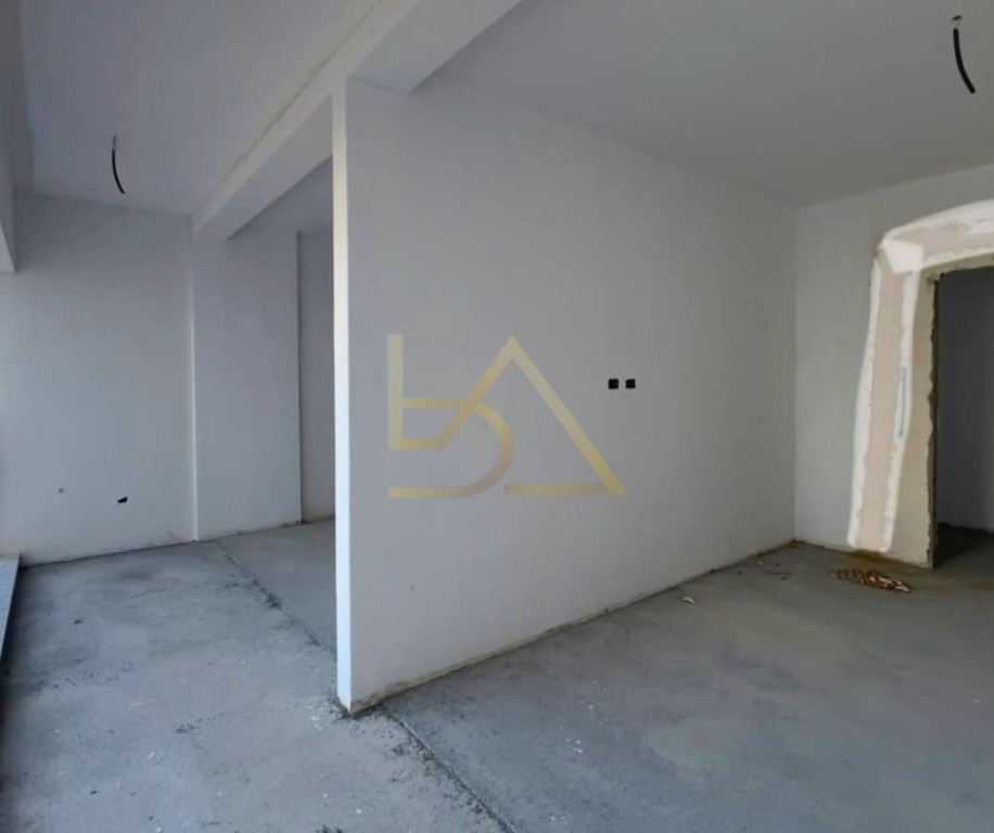 Shitet Apartament– Komuna e Parisit, Tiranë