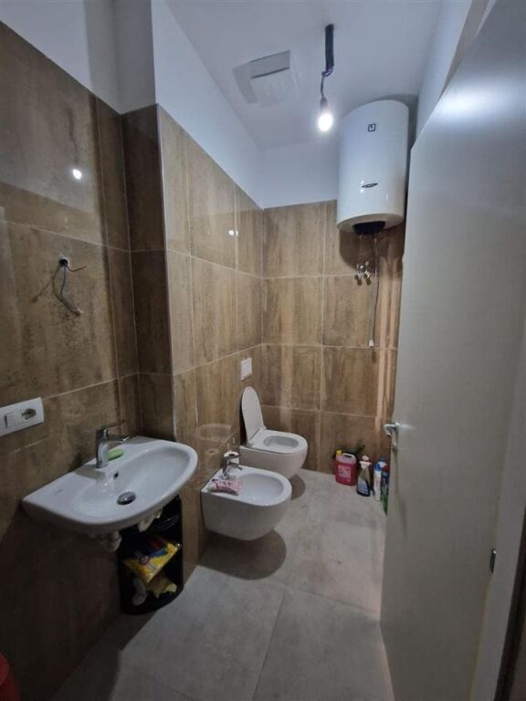 Zyre Me Qera 2+1 Tek Kompleksi Garden Building (ID BZ2709) Tirane